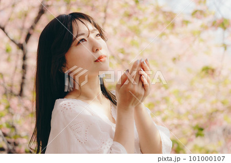 桜の木の下でポージングをする女性 101000107