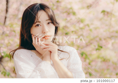 桜の木の下でポージングをする女性 桜の木の下でポージングをする女性 101000117