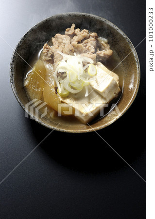 豆腐、玉ねぎ、長ねぎ、牛肉、熱々肉豆腐を黒背景で俯瞰撮影 101000233