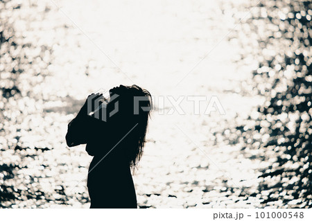 海辺に立つ女性 101000548