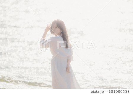 海辺に立つ女性 海辺に立つ女性 101000553