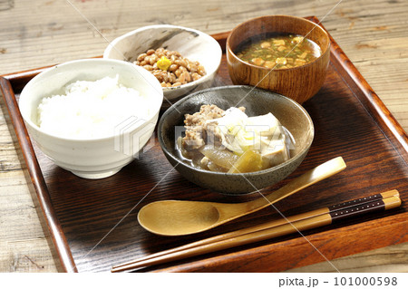 豆腐、玉ねぎ、長ねぎ、牛肉、熱々肉豆腐定食 豆腐、玉ねぎ、長ねぎ、牛肉、熱々肉豆腐定食 101000598