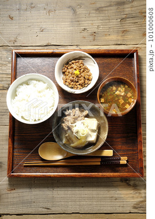 豆腐、玉ねぎ、長ねぎ、牛肉、熱々肉豆腐定食 豆腐、玉ねぎ、長ねぎ、牛肉、熱々肉豆腐定食 101000608