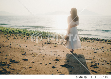 ドライフラワーを持って海を見つめる女性 ドライフラワーを持って海を見つめる女性 101000710