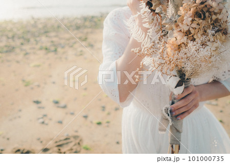 ドライフラワーを持って海を見つめる女性 101000735