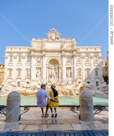 Men and women tourists at the Trevi Fountain,...の写真素材