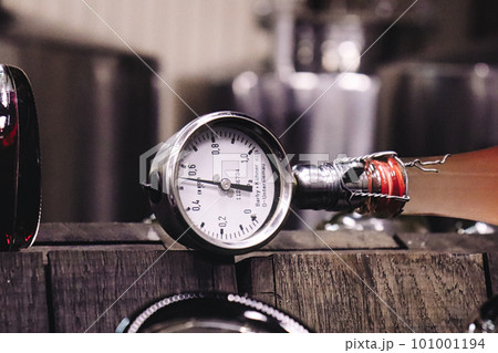 ワインボトルに付けられた圧力計 101001194