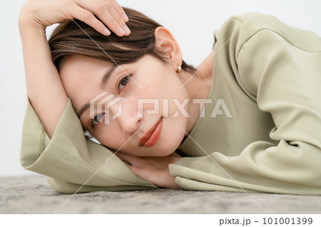 寝転ぶ女性 寝転ぶ女性 101001399