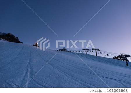 山形赤倉温泉スキー場夕刻のゲレンデ整備 101001668