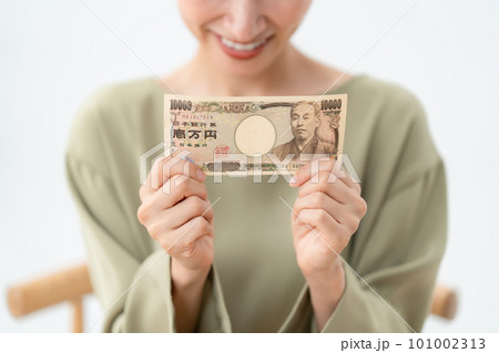 女性 お金 笑顔 女性 お金 笑顔 101002313