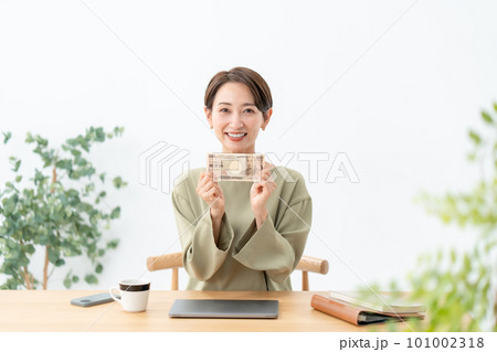 女性 お金 笑顔 女性 お金 笑顔 101002318