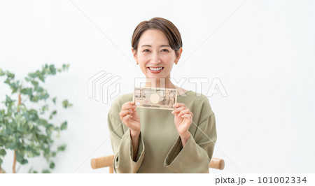 女性 お金 笑顔 女性 お金 笑顔 101002334