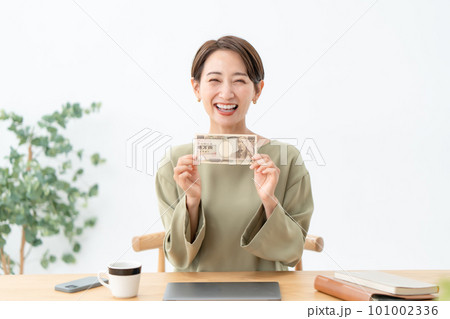 女性　お金　笑顔 101002336