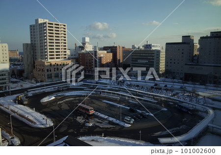 夕暮れの函館駅前の風景 夕暮れの函館駅前の風景 101002600