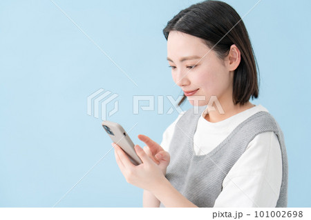 スマートフォン　女性　笑顔 101002698