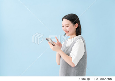 スマートフォン　女性　笑顔 101002700