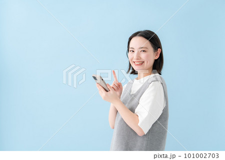 スマートフォン　女性　笑顔 101002703