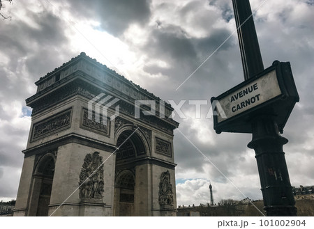 PARIS, FRANCE -25 DEC 2020- View of the Arc de Triomphe, a landmark monument on Place de l'Etoile PARIS, FRANCE -25 DEC 2020- View of the Arc de Triomphe, a landmark monument on Place de l'Etoile 101002904
