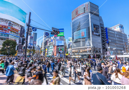 日本の東京都市景観 マスク着用は個人の判断から1週間…渋谷はマスクを外している方は？…＝3月20日 101003268