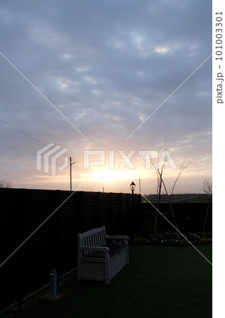 雲間に朝の陽光 101003301