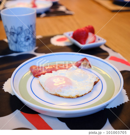 ベーコンエッグとイチゴの朝食 101003705