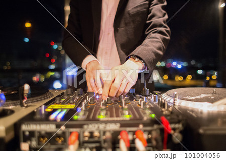DJブースで演奏する男性DJ DJブースで演奏する男性DJ 101004056