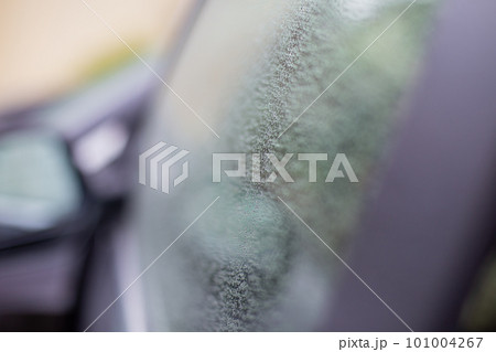 車の助手席の窓ガラスに付いた水滴 車の助手席の窓ガラスに付いた水滴 101004267