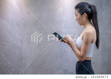 a young woman in sportswear 101004673