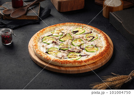 Chicken pizza with zucchini and balsamic sauce 101004750