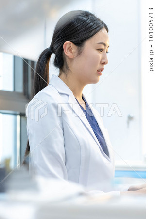 young woman doctor health hospital young woman doctor health hospital 101005713