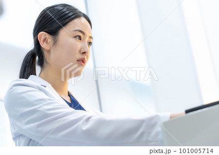 young woman doctor health hospital young woman doctor health hospital 101005714
