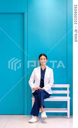 young woman doctor health hospital young woman doctor health hospital 101006092