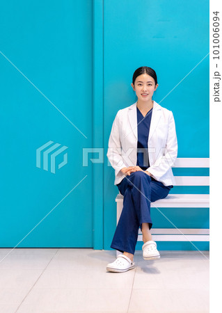 young woman doctor health hospital young woman doctor health hospital 101006094