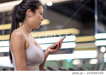 young woman health exercise cellphone 101006169