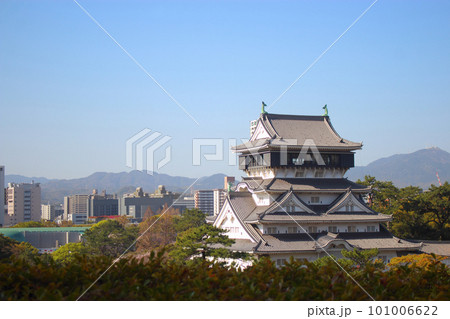 青空下の小倉城と繁華街 青空下の小倉城と繁華街 101006622