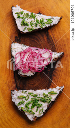 pieces of bread with delicious lard with red and green onions 101006701