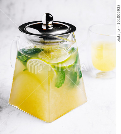 Iced green tea with lime and fresh mint 101006938