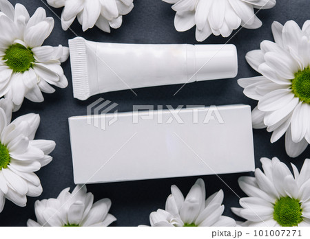 Cream tube with daisies. cosmetics mockup template, blank yellow label 101007271
