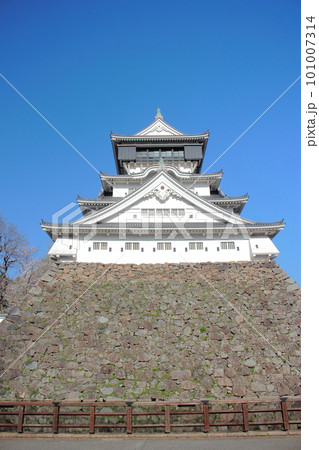 小倉城と青空 (縦位置) 小倉城と青空 (縦位置) 101007314