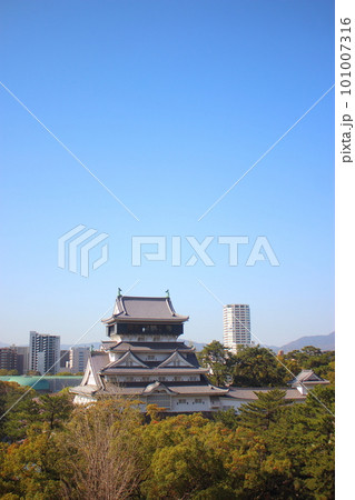 小倉城と青空 (縦位置) 小倉城と青空 (縦位置) 101007316