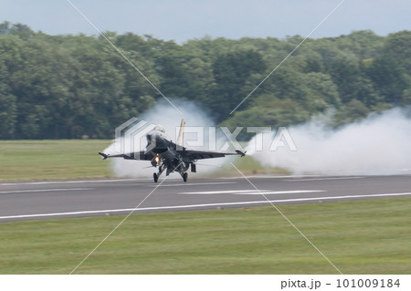 ベルギー空軍F-16ディスプレイチーム離陸 ベルギー空軍F-16ディスプレイチーム離陸 101009184