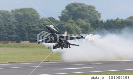 ベルギー空軍F-16ディスプレイチーム離陸 ベルギー空軍F-16ディスプレイチーム離陸 101009193