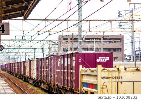 貨物を牽引する貨物列車 101009232