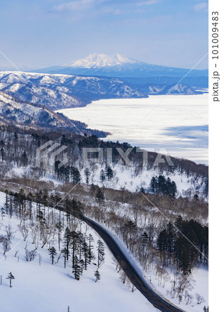 【北海道】冬の美幌峠から望む屈斜路湖 【北海道】冬の美幌峠から望む屈斜路湖 101009483