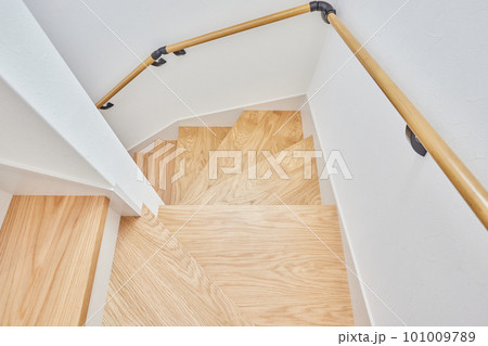家　階段　ハウス　家イメージ　下り 101009789