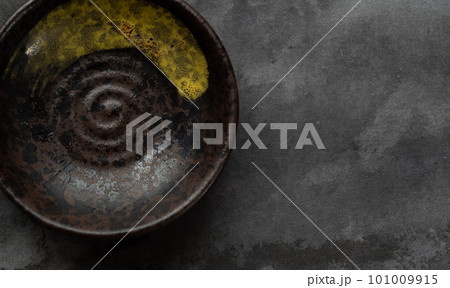 美しい陶器の器 101009915