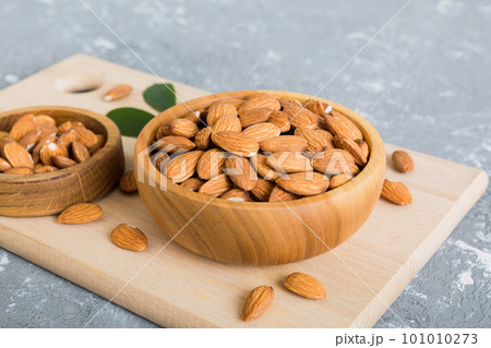 Fresh healthy Almond in bowl on colored table background. Top view 101010273