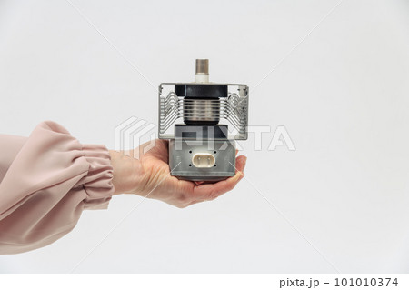 【マグネトロンを持つ女性】 101010374