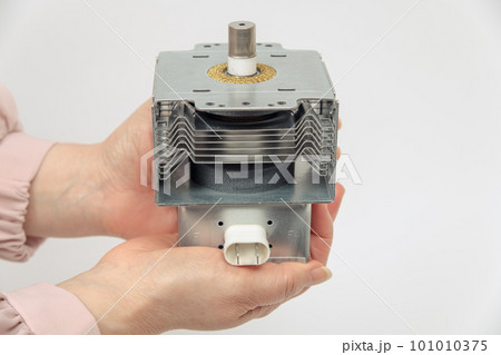 【マグネトロンを持つ女性】 101010375