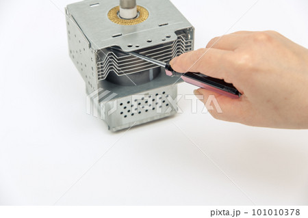 【マグネトロンとドライバーと女性】 101010378